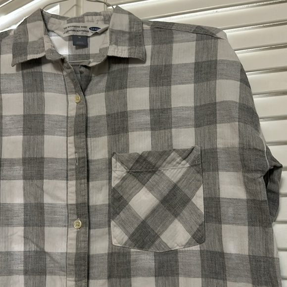 Old Navy women’s grey and white checkered boyfriend button shirt. Size medium - Picture 4 of 4